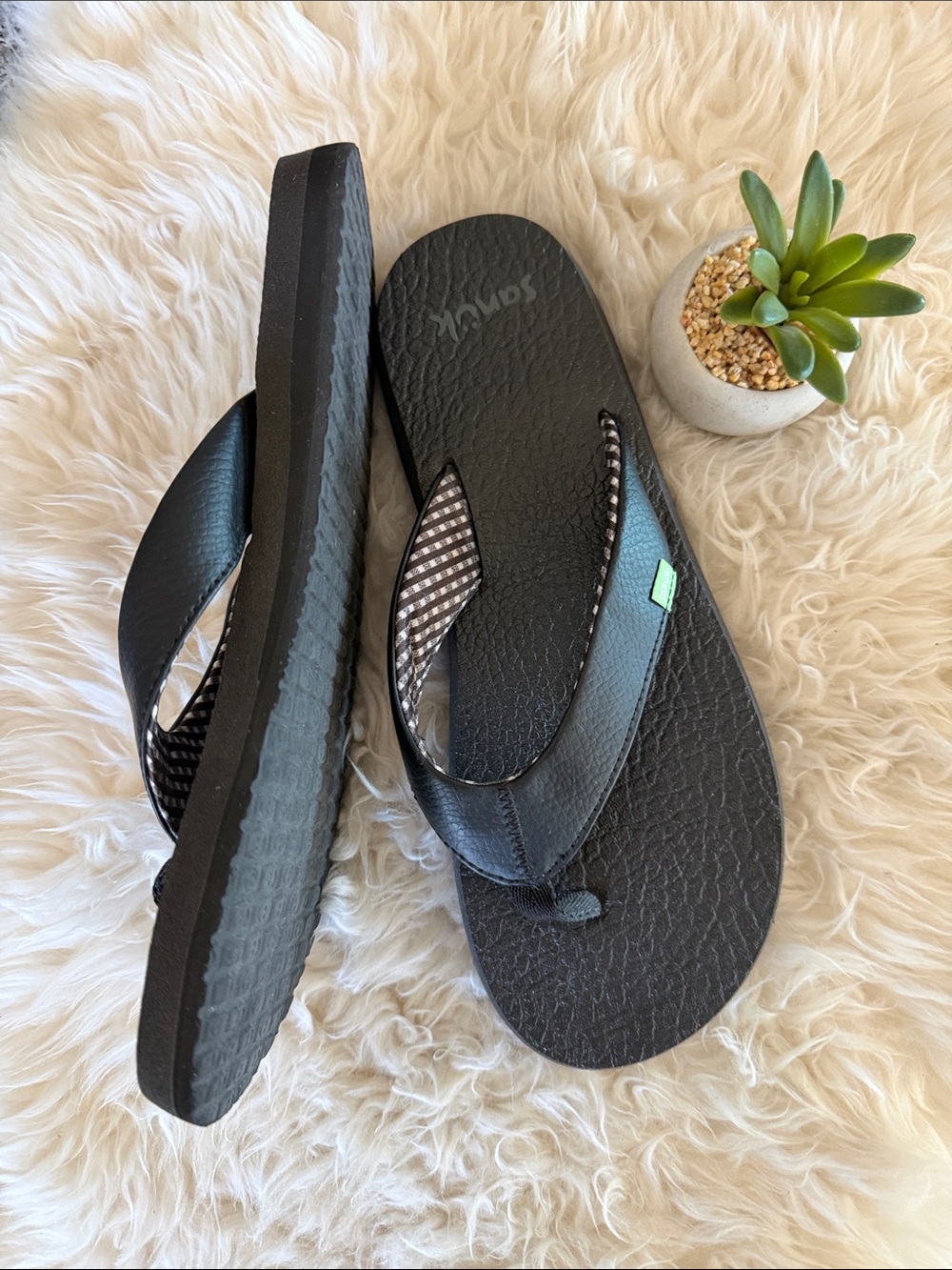 SANUK Black FLIP FLOP SANDALS Cushy 1” Heels NO Flaws EUC